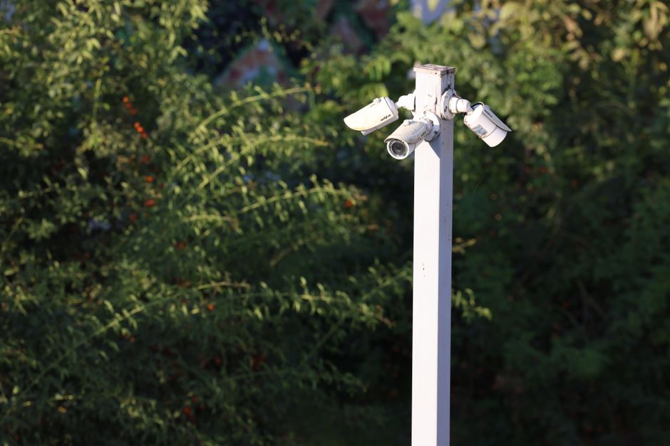 Telecamera USB3 Vision in un ambiente industriale con illuminazione ottimale per la visione artificiale.